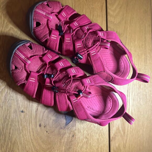 Keen Clearwater CNX Raspberry sandal size 8 - Picture 1 of 5
